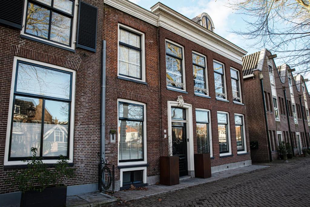 a brick building with many windows on a street at Grand Monumental Residence Edam in Edam