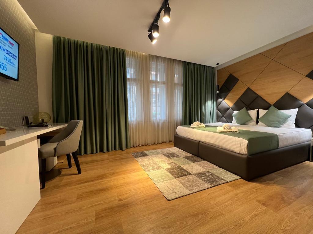 Postel nebo postele na pokoji v ubytování Capital Hotel Garni