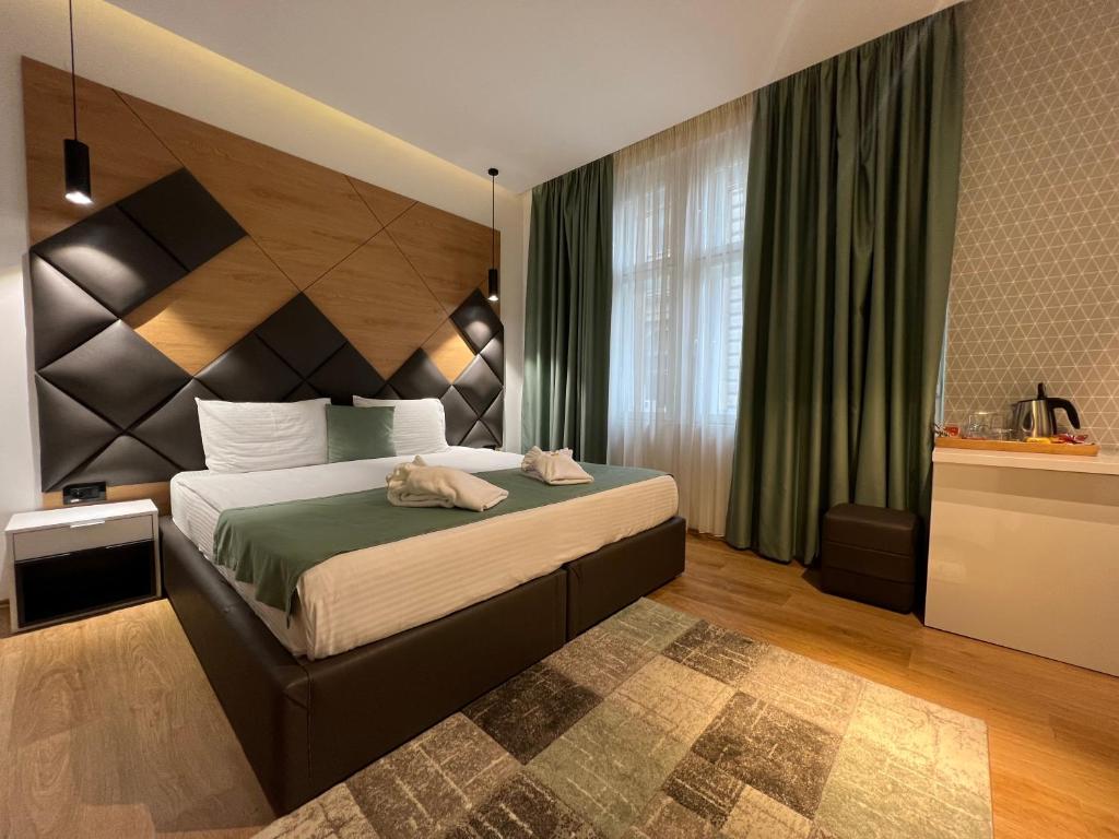 Postel nebo postele na pokoji v ubytování Capital Hotel Garni