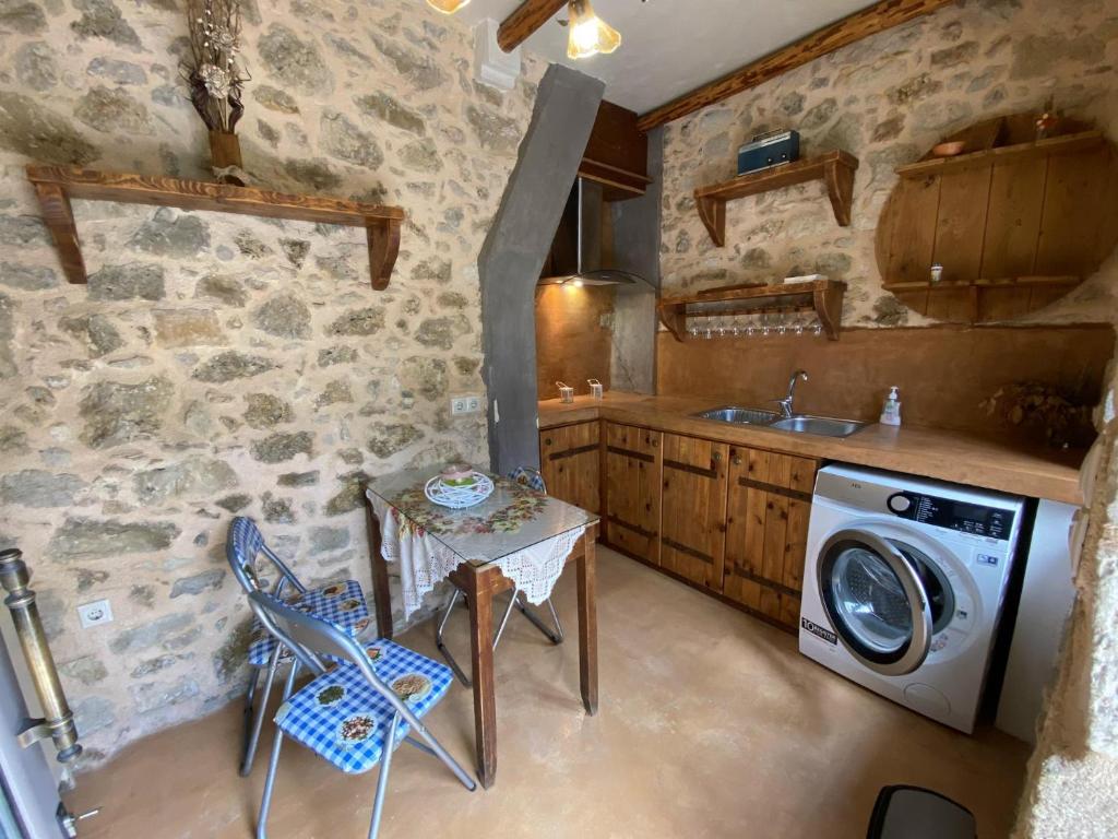 Stone House 3-Bedroom 8 persons - Housity