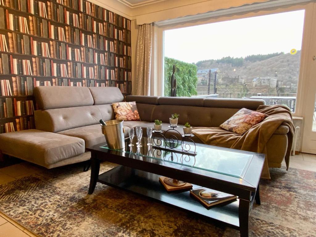 ein Wohnzimmer mit einem Sofa und einem Couchtisch in der Unterkunft The Great View in Bouillon