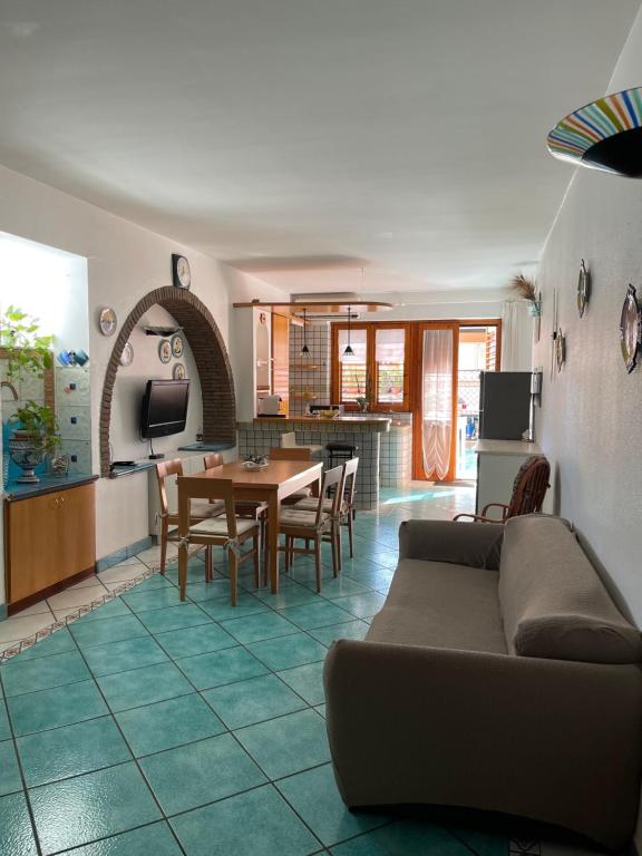 sala de estar con sofá y mesa en Tecla appartamento, en Acireale