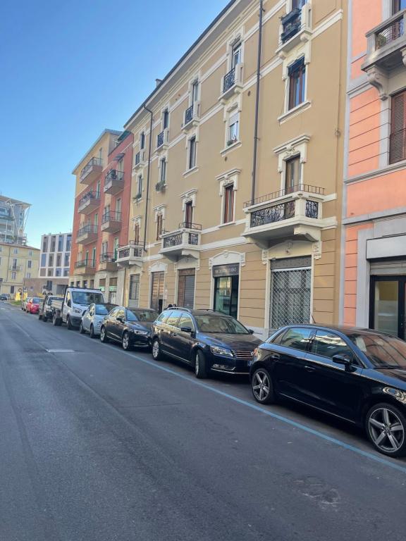 una fila de autos estacionados al lado de una calle en Fashion Loft Luxury Milano, en Milán