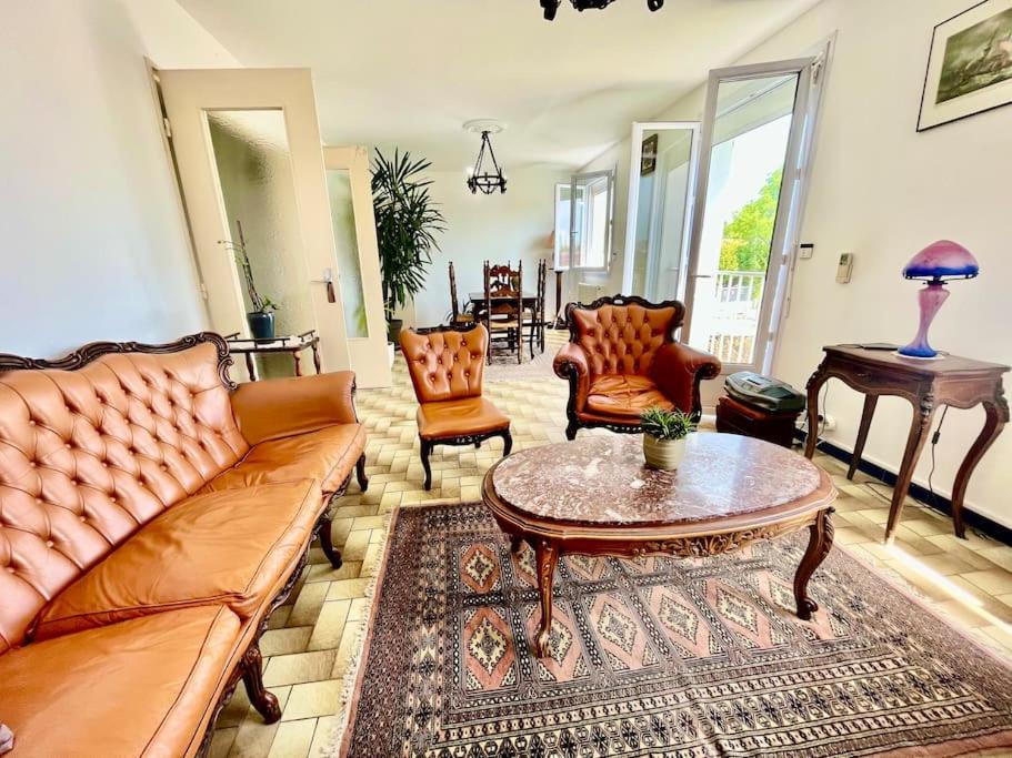 salon z kanapą, stołem i krzesłami w obiekcie Belle maison 140 m2 à 15 mn de la mer 10 mn de Montpellier w mieście Teyran