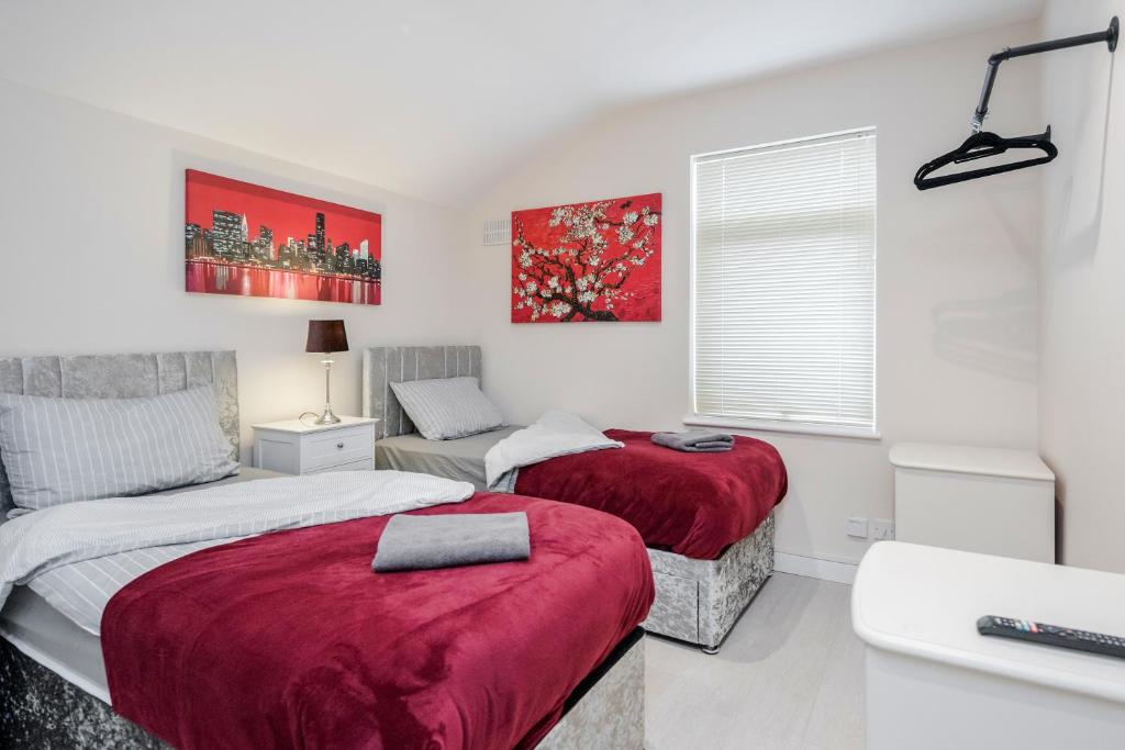 Una cama o camas en una habitación de 2-Bed Studio in Bedford-Hospital-VictoriaD