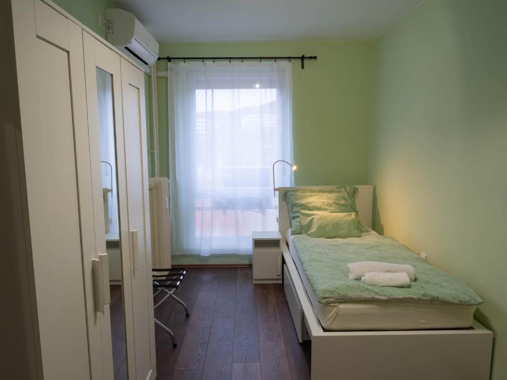 Posteľ alebo postele v izbe v ubytovaní Pajger Apartman Egyetemváros