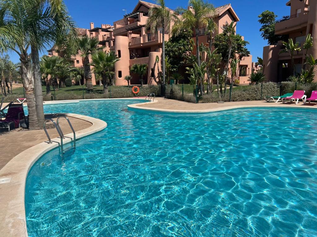 einem großen Pool vor einem Gebäude in der Unterkunft Apartment in Mar Menor Golf Resort in Torre-Pacheco