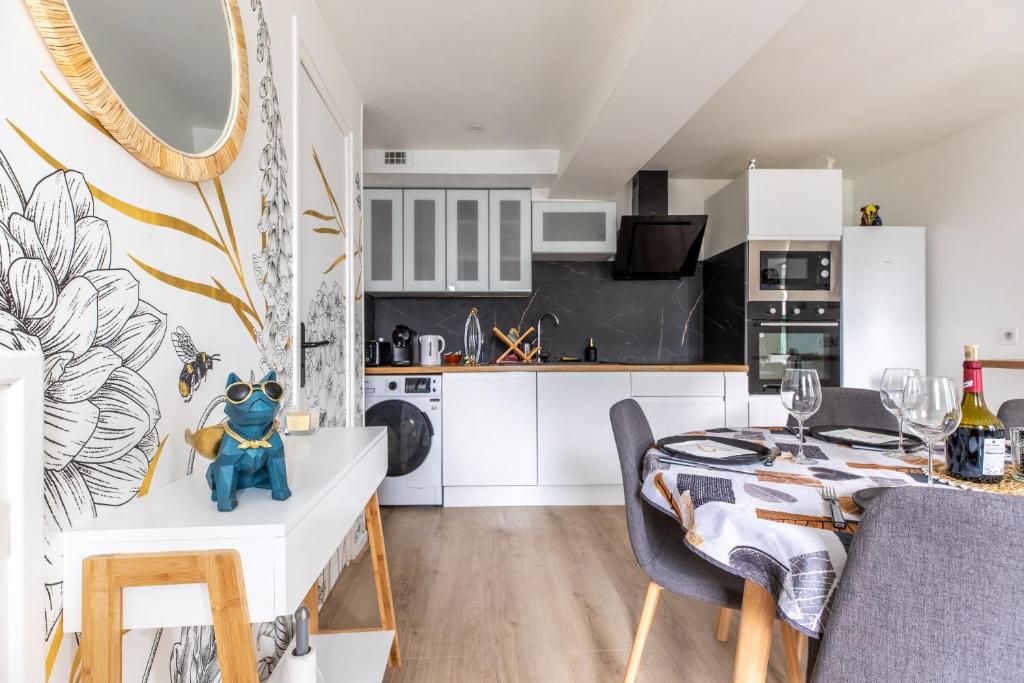 eine Küche und ein Wohnzimmer mit einem Tisch und Stühlen in der Unterkunft Maison de campagne & SPA, Barbecue, Clim, WIFI 