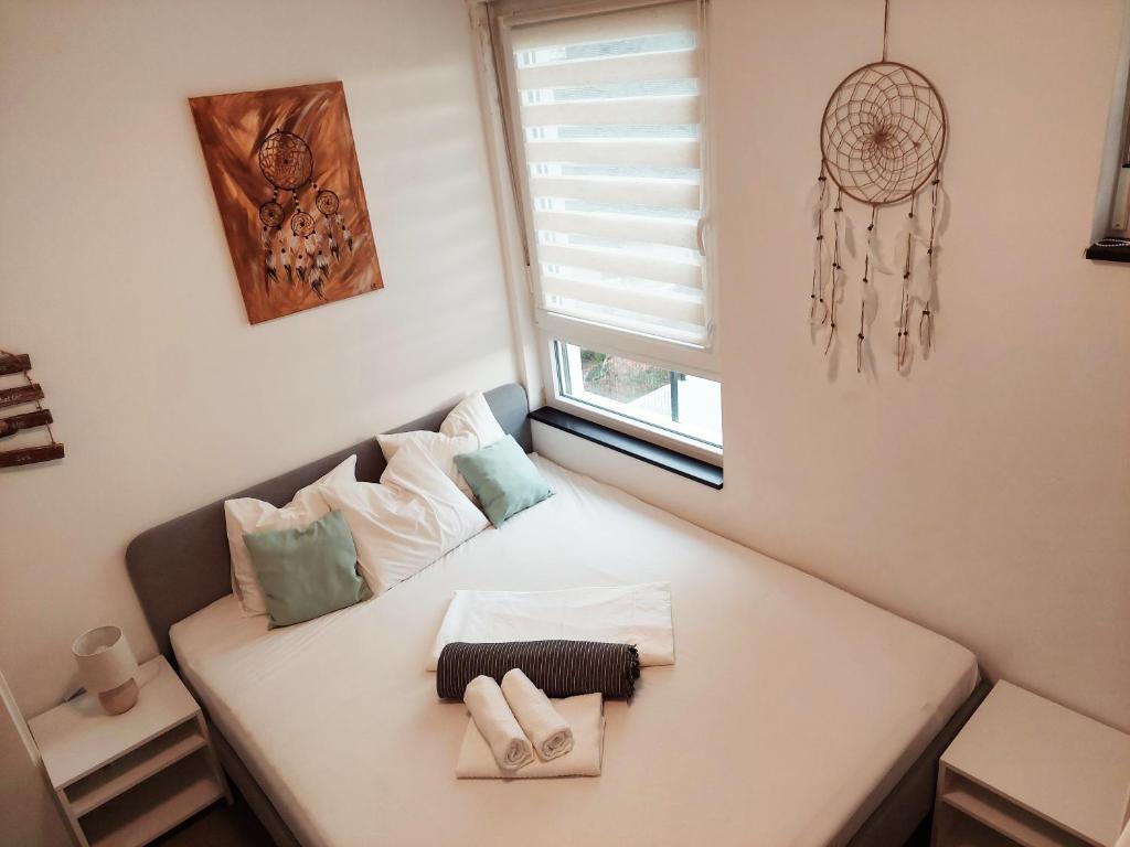 een kamer met een bank met kussens en een raam bij NewHome Nicole Premantura in Premantura