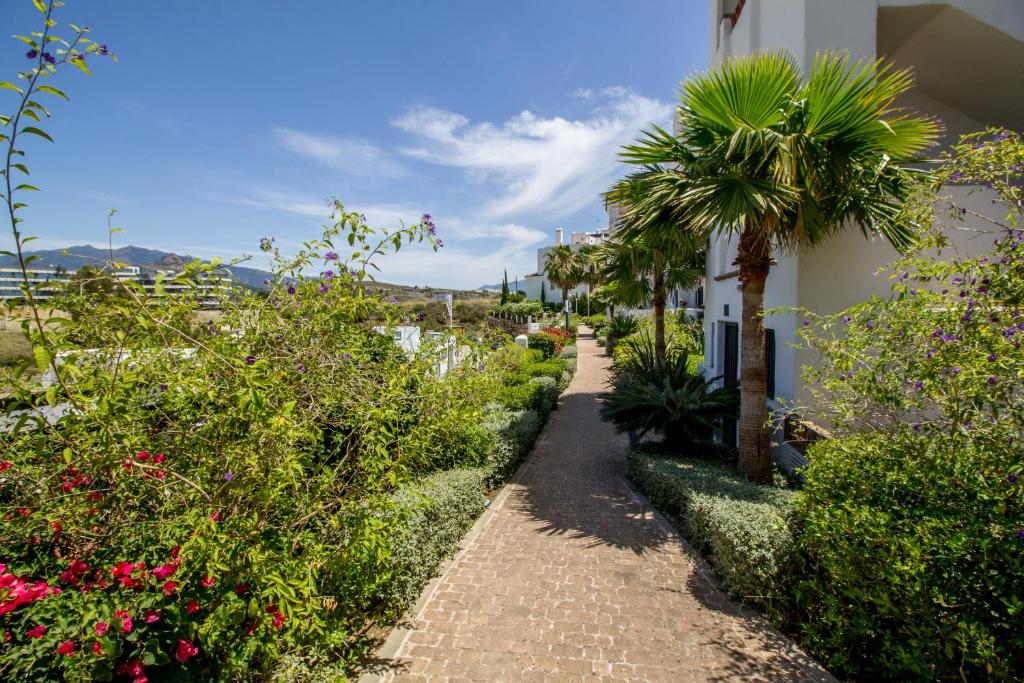 Fotografia z galérie ubytovania Beautiful apartment with seaview, garden and pool v destinácii Estepona