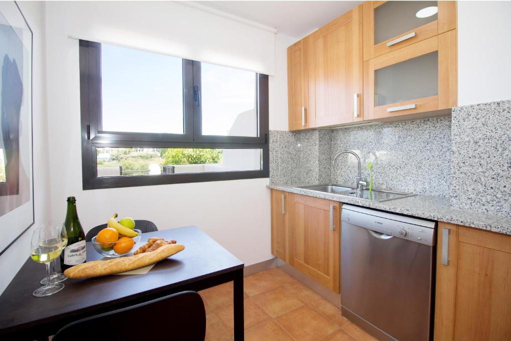 Fotografia z galérie ubytovania Beautiful apartment with seaview, garden and pool v destinácii Estepona