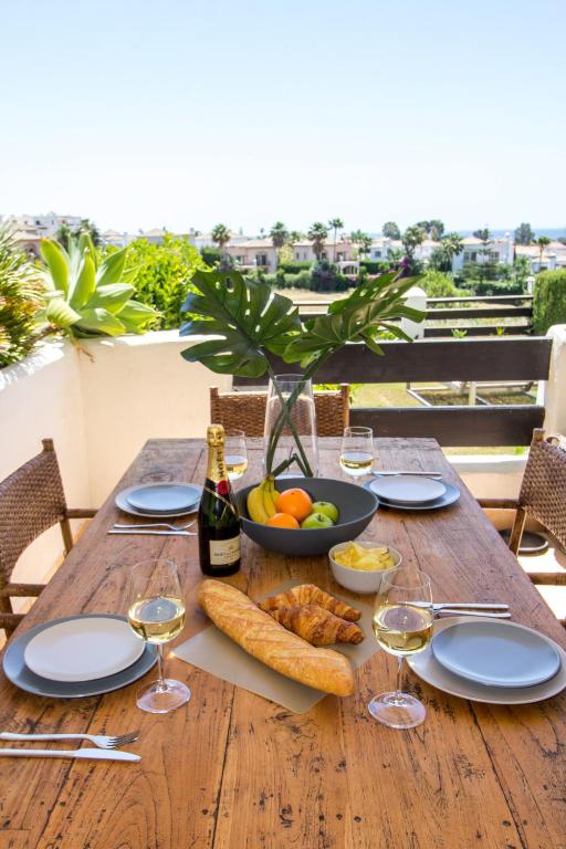 Fotografia z galérie ubytovania Beautiful apartment with seaview, garden and pool v destinácii Estepona