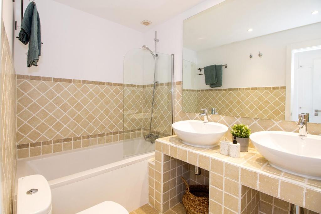 Fotografia z galérie ubytovania Beautiful apartment with seaview, garden and pool v destinácii Estepona