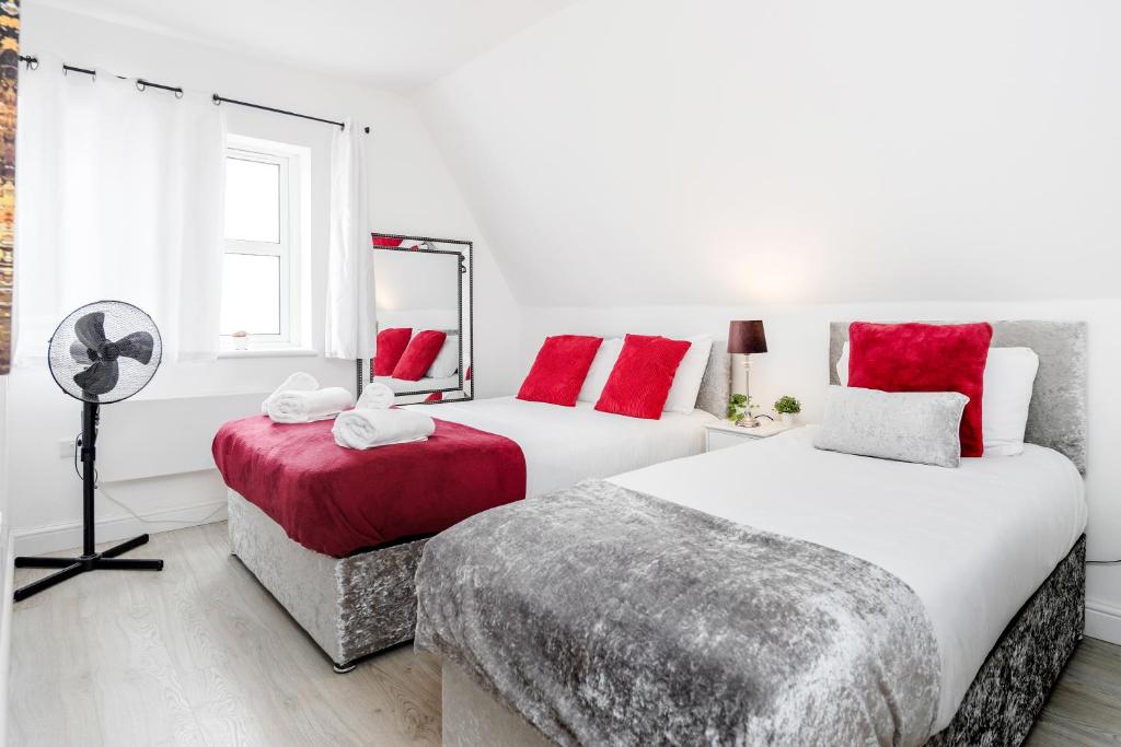 Ein Bett oder Betten in einem Zimmer der Unterkunft Comfortable 2BR Apartment in Bedford