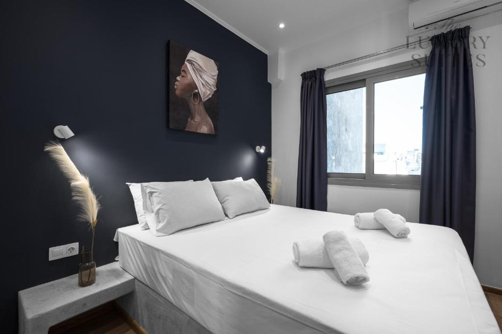 sypialnia z dużym łóżkiem z dwoma ręcznikami w obiekcie Aelia Apartments, The Luxury Suites w Salonikach