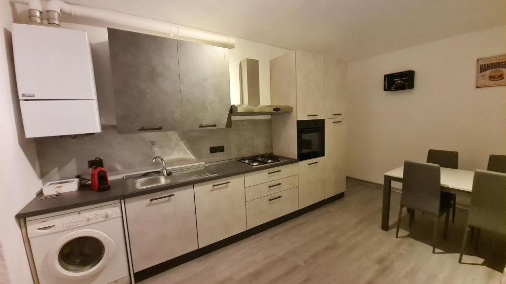 uma cozinha com um lavatório e uma máquina de lavar roupa em Appartamento Magenta 5 em Turim