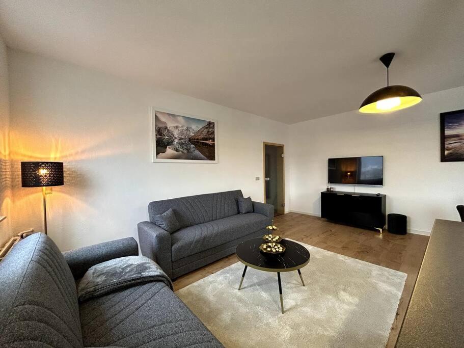a living room with a couch and a table at EICstay - Ferienwohnung für Monteure und Familie in Worbis