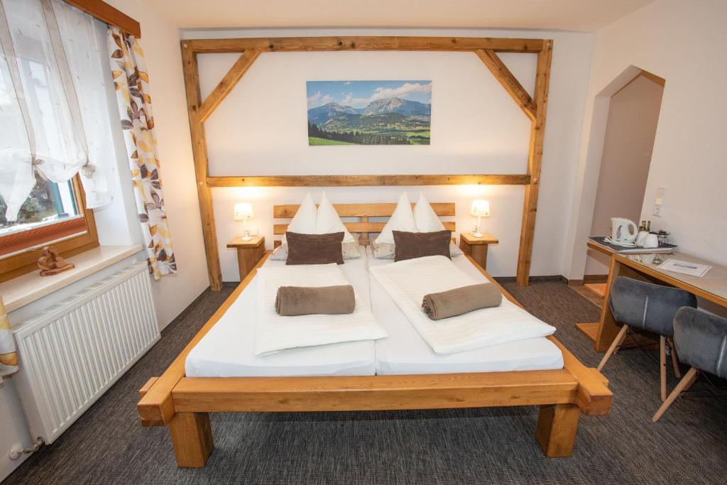 Postel nebo postele na pokoji v ubytování Gästehaus Fuchs