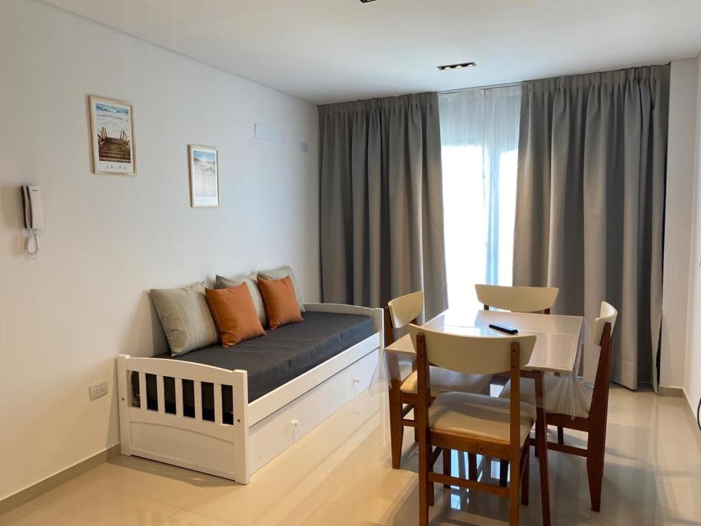 una camera con letto, tavolo e sedie di Caleta VIEW - Alojamientos a Puerto Madryn
