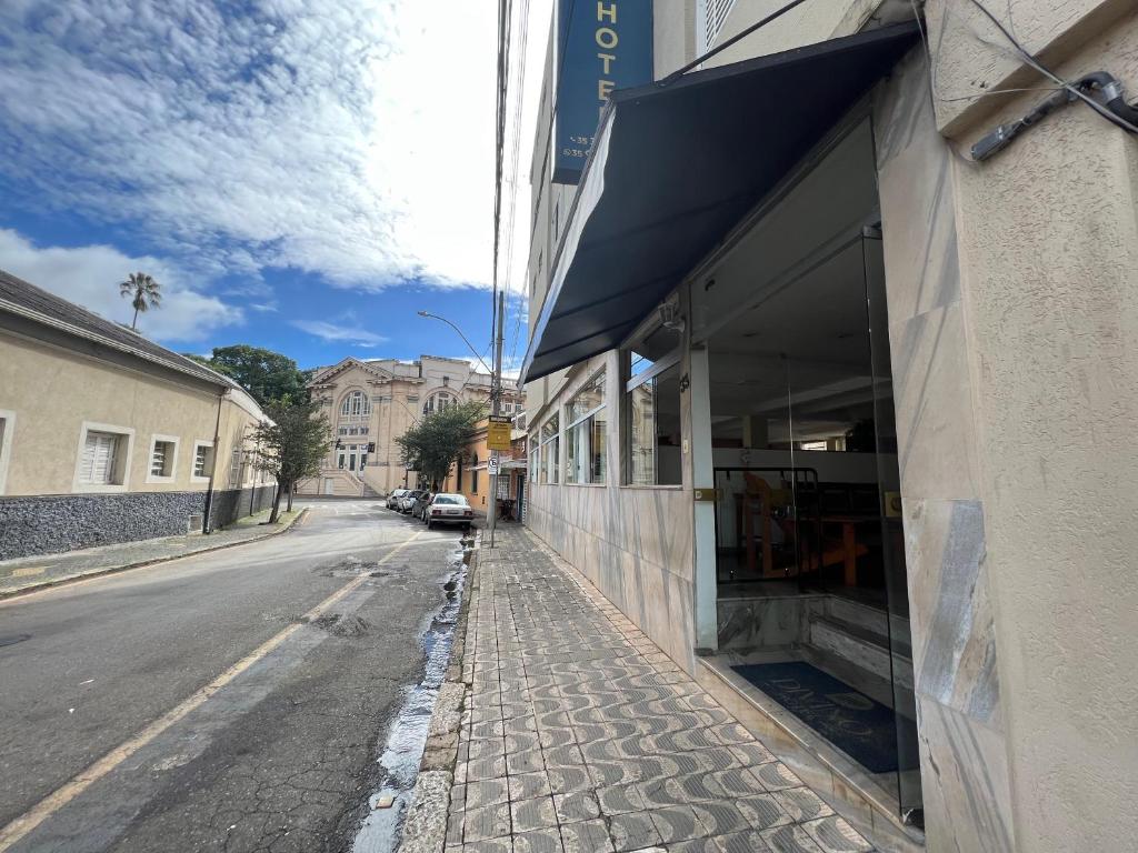 an empty street next to a building with a window at Thermas da Mantiqueira Hotel in Poços de Caldas