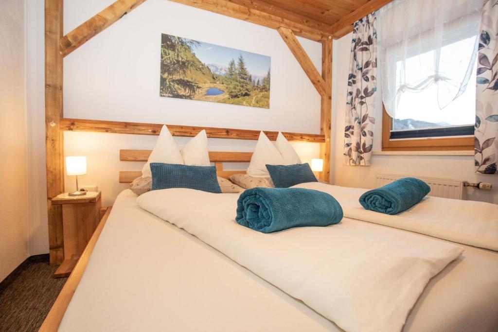 Postel nebo postele na pokoji v ubytování Gästehaus Fuchs