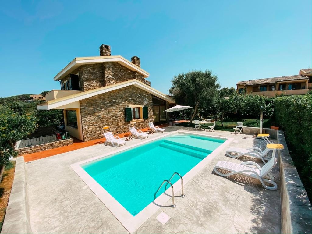 Villa con piscina y casa en Villa Patrizia con piscina privata, en Stintino