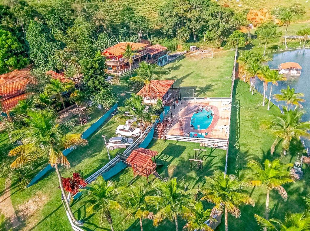 - une vue aérienne sur une maison avec une piscine dans l'établissement Fazenda Lagoa Azul, à Silva Jardim