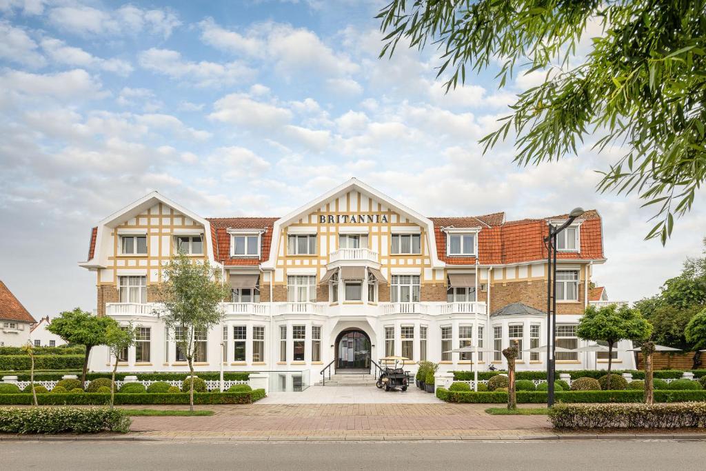 une décoration d'un grand bâtiment blanc dans l'établissement Hotel Britannia, à Knokke-Heist