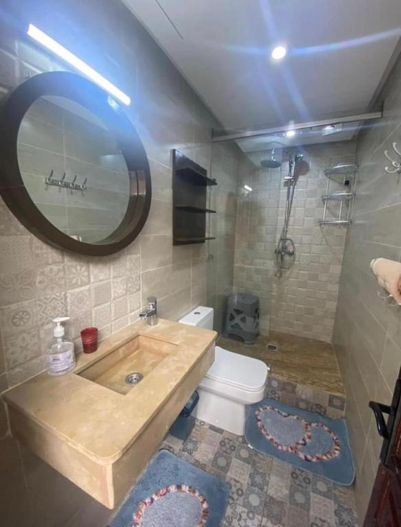 La salle de bains est pourvue d'un lavabo, de toilettes et d'un miroir. dans l'établissement Islam log, à Casablanca