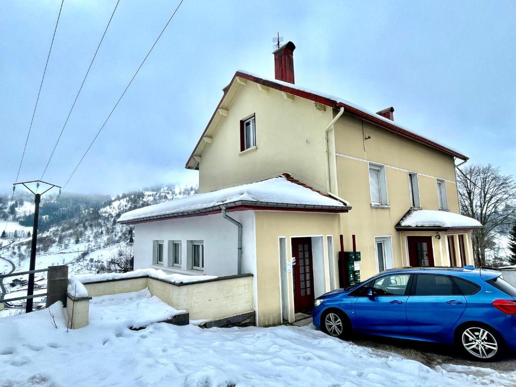 Zdjęcie z galerii obiektu Appartement situé entre La Bresse et Gérardmer - 13 minutes des pistes de ski - 2 personnes - Cuisine équipé avec Four, plaque de cuisson, lave-vaisselle, Machine à café, Raclette w mieście La Bresse