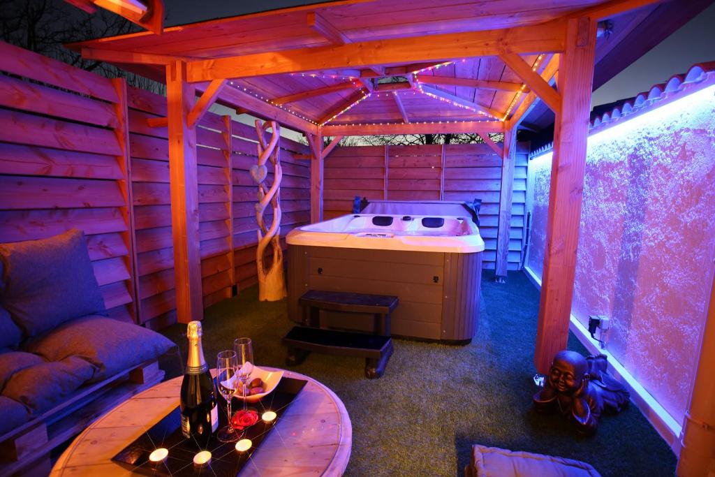 pokój z kuchenką i stołem w domu w obiekcie Lovina Chambre de charme avec jaccuzi w mieście Velaux