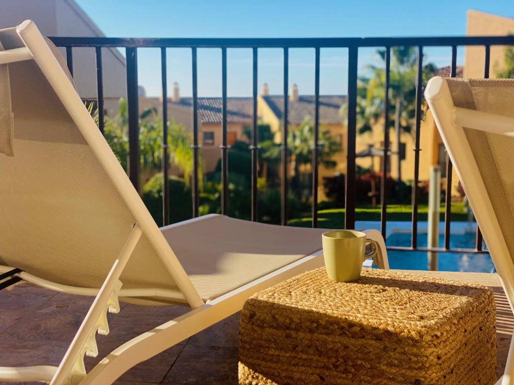 Bazén v ubytovaní Elegant apartment, stunning views, fully renovated in la Hacienda del Senorio de Cifuentes alebo v jeho blízkosti