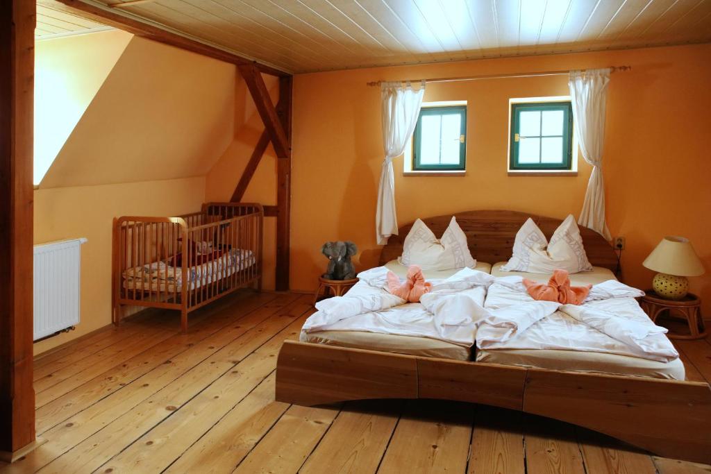 Postel nebo postele na pokoji v ubytování Hrazdeny statek Mytinka