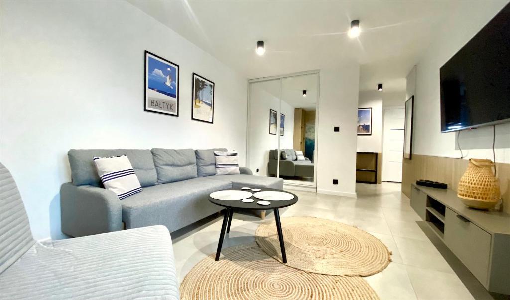 Televízia a/alebo spoločenská miestnosť v ubytovaní Apartamenty Marea Rentals Bałtyk Ustka