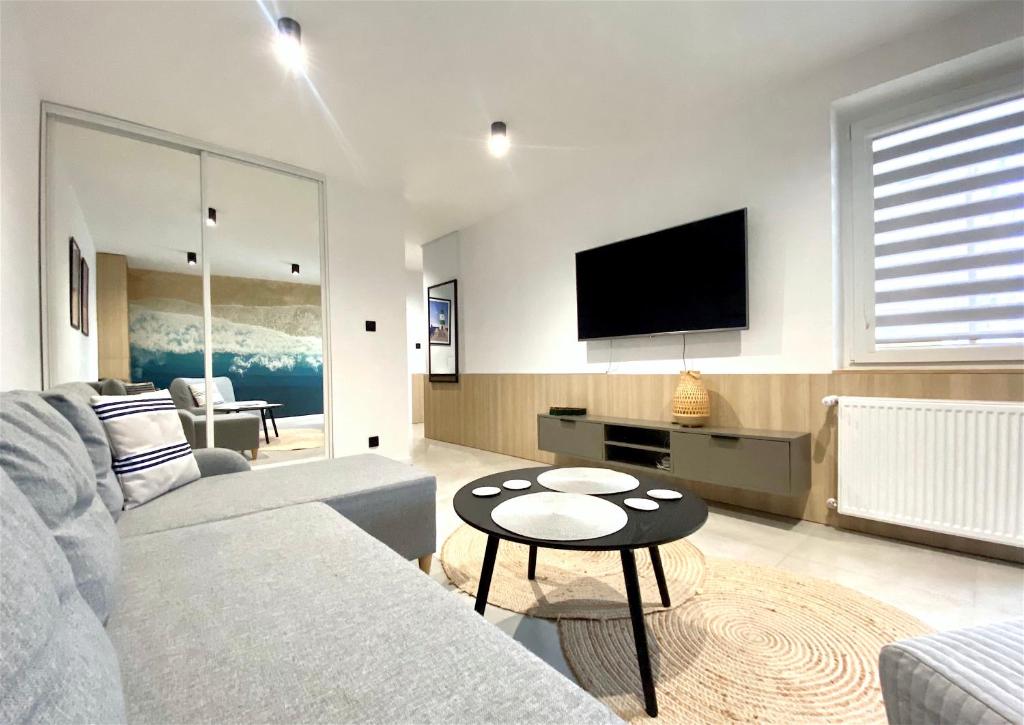 Televízia a/alebo spoločenská miestnosť v ubytovaní Apartamenty Marea Rentals Bałtyk Ustka