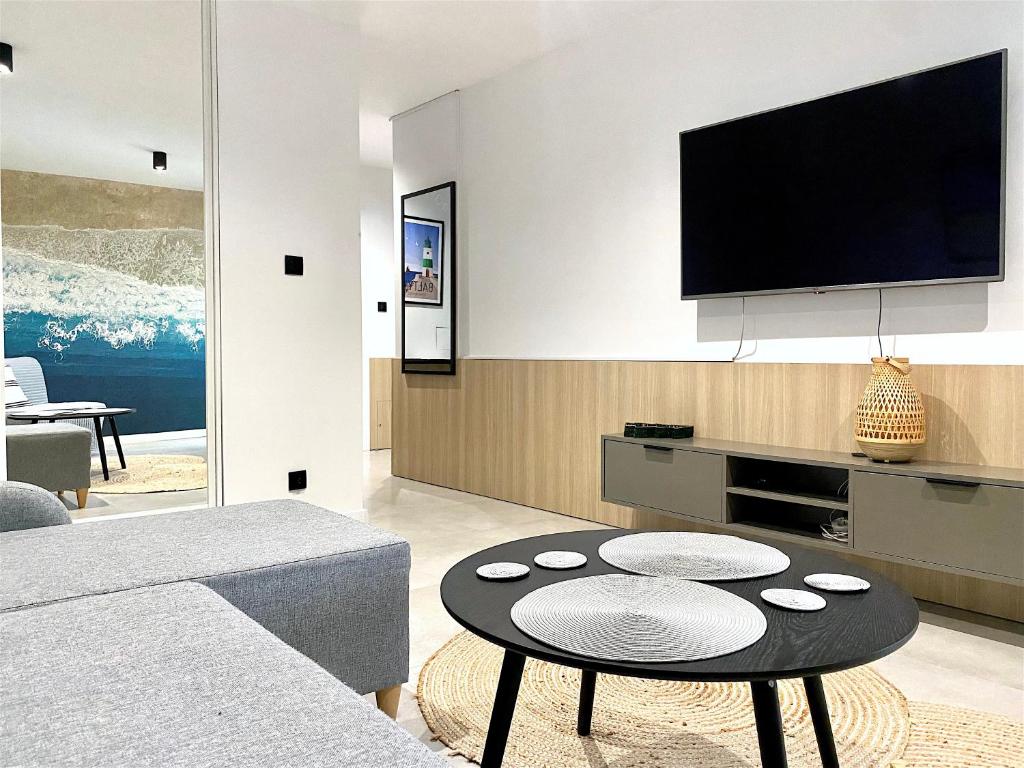 Televízia a/alebo spoločenská miestnosť v ubytovaní Apartamenty Marea Rentals Bałtyk Ustka