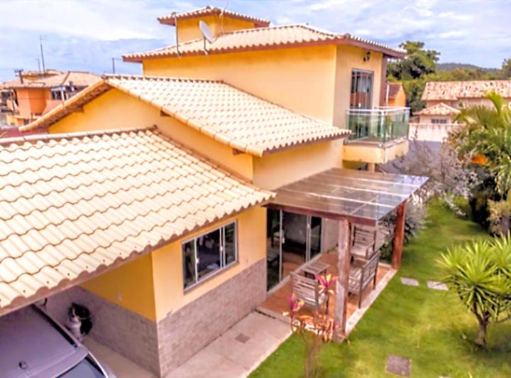 een luchtzicht op een huis met een balkon bij Casa amarela 2km de Geribá-Buzios in Búzios