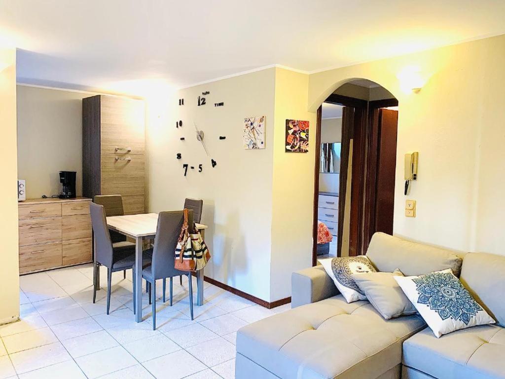 a living room with a couch and a table at Bellagio Apartment San Giovanni in Bellagio