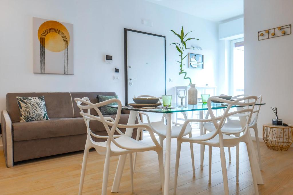 jadalnia ze stołem i krzesłami w obiekcie Rossani Suites&Aparts w mieście Bari