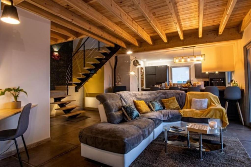 ein Wohnzimmer mit einem Sofa und einem Tisch in der Unterkunft Eden des Pyrénées in Arcizans-Avant