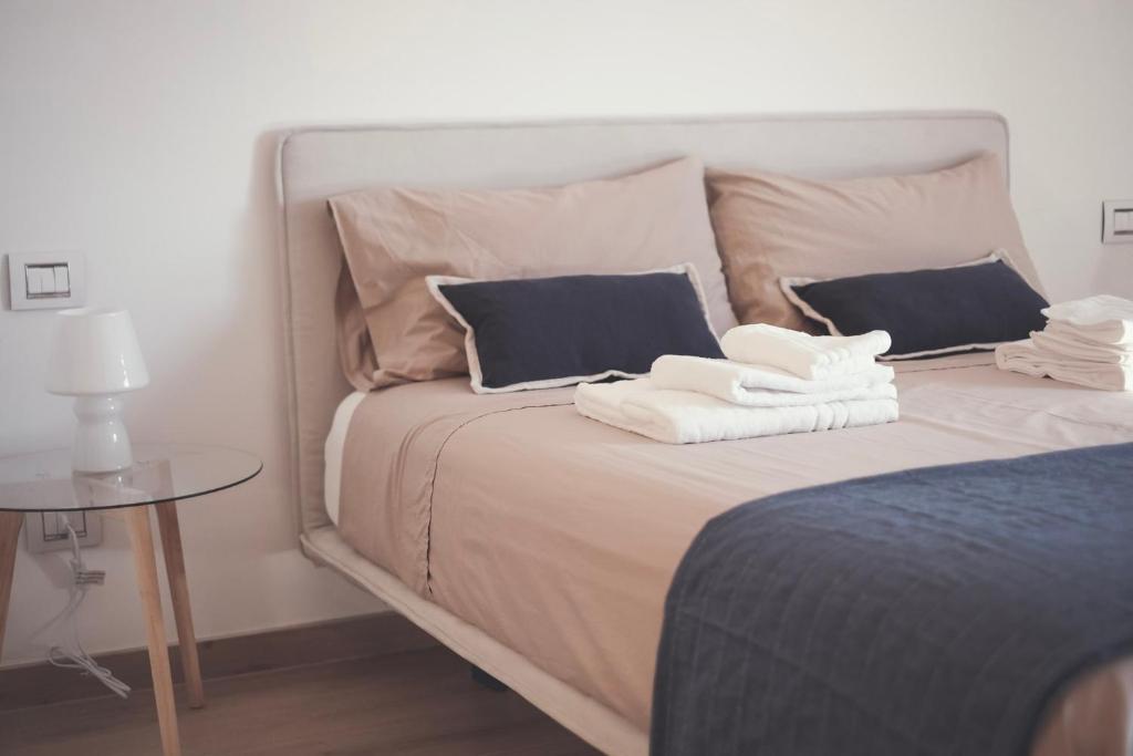Łóżko lub łóżka w pokoju w obiekcie Rossani Suites&Aparts