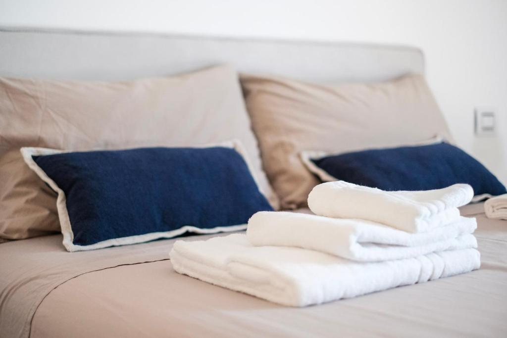 Łóżko lub łóżka w pokoju w obiekcie Rossani Suites&Aparts