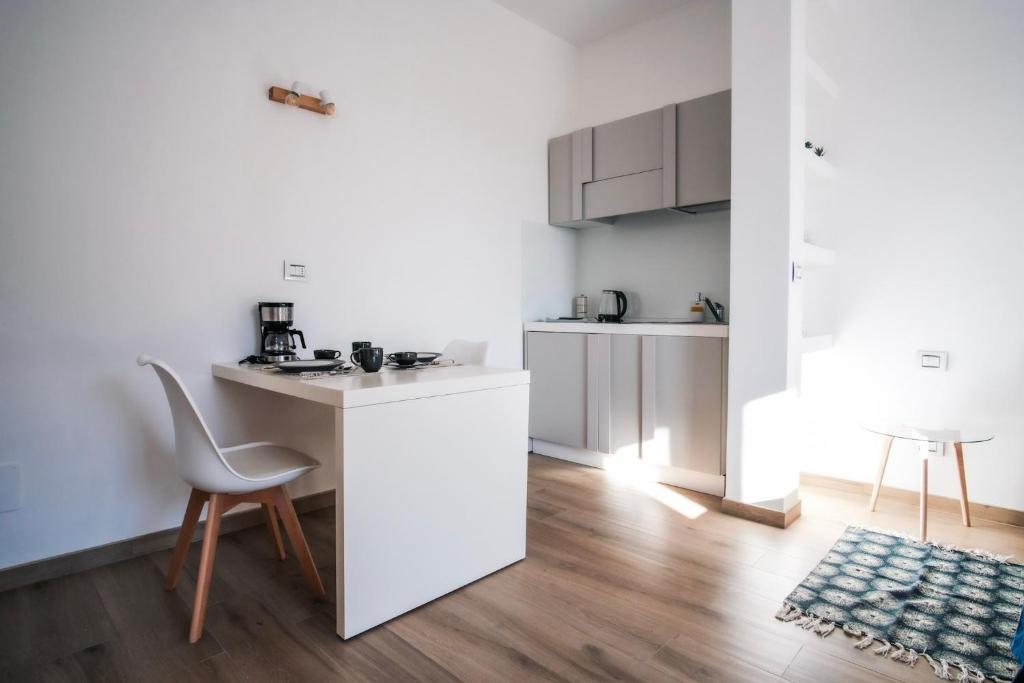 Kuchnia lub aneks kuchenny w obiekcie Rossani Suites&Aparts