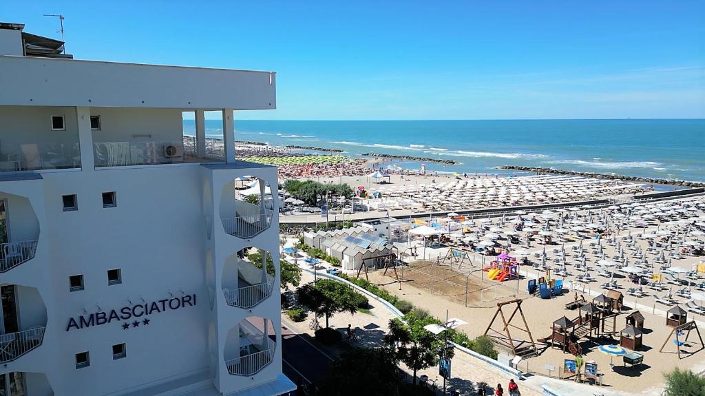 una vista de una playa con muchas sombrillas en Ambasciatori Hotel - Breakfast XXL fino alle 12, en Misano Adriatico