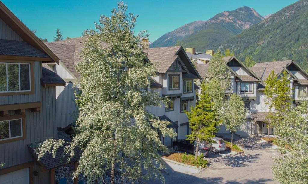 eine Reihe von Häusern mit Bergen im Hintergrund in der Unterkunft Hearthstone Townhomes by StayIn in Panorama