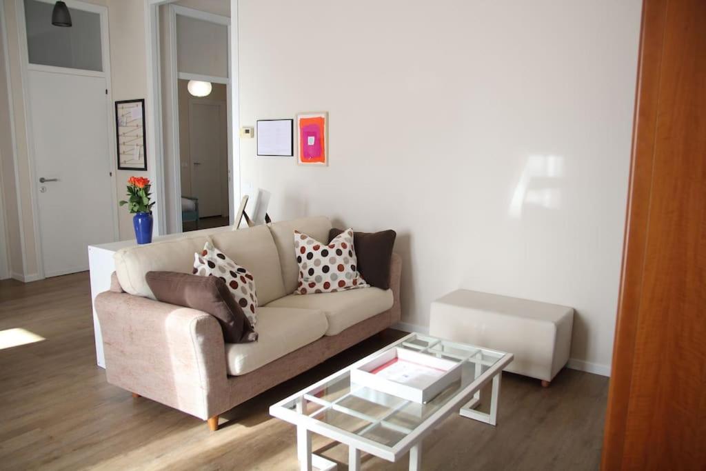 a living room with a couch and a coffee table at Casa Ol Gàl in Bergamo