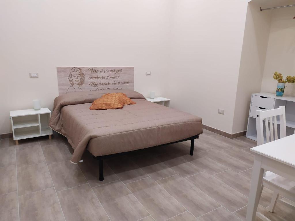 A bed or beds in a room at Dimora Sorriso