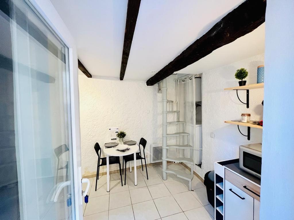 cocina con mesa y sillas en una habitación en studio en Duplex en La Roquebrussanne