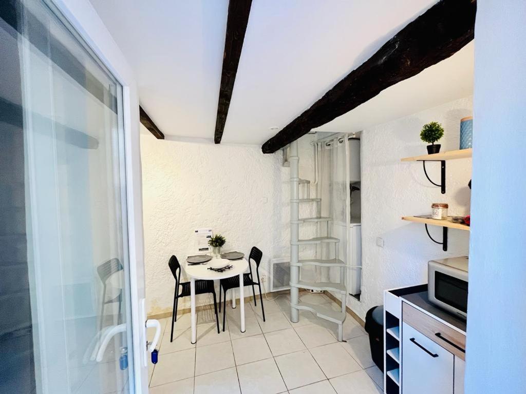 kuchnia ze stołem i krzesłami w pokoju w obiekcie studio en Duplex w mieście La Roquebrussanne