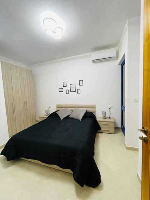 Postel nebo postele na pokoji v ubytování New, Modern Ground Floor Apartment with Pool